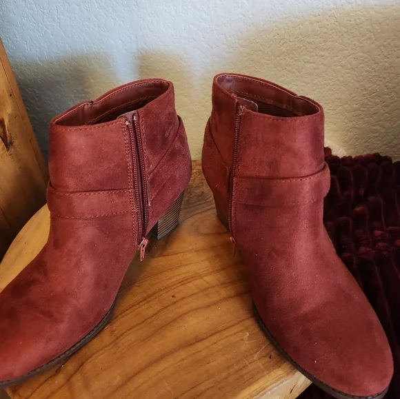 Boots - Picture 2 of 6